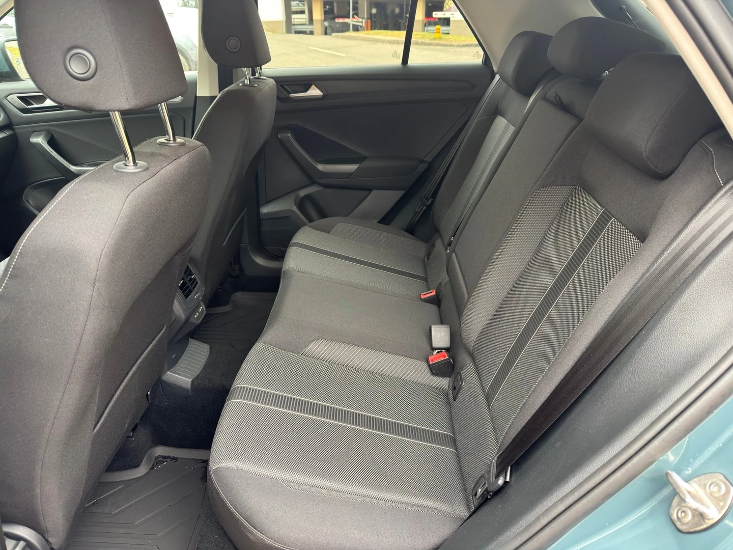 VW T-Roc VW T- Roc Life Plus 1.5 TSI OPF DSG - изображение 10