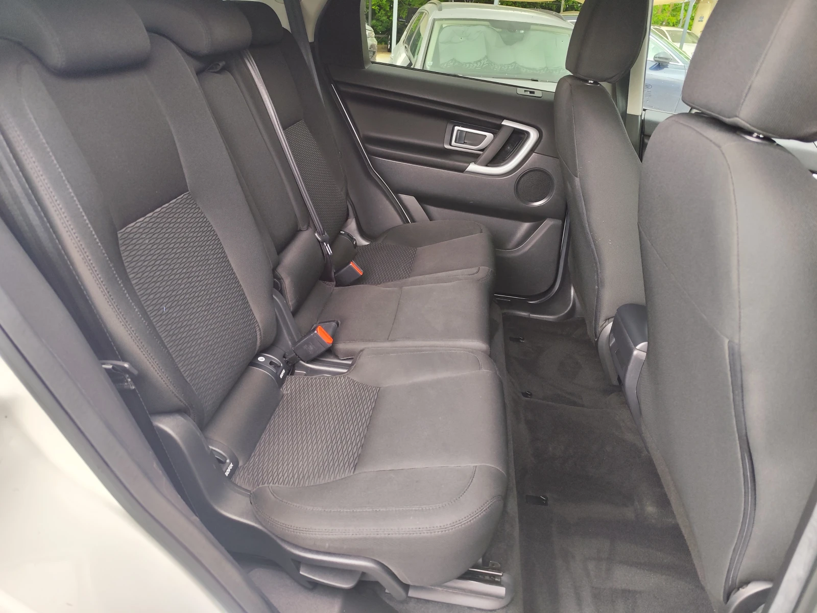 Land Rover Discovery 2.0TDi* SPORT* 4X4* ABTOMATИК* LED* КАМЕРА* NAVI* , снимка 12 - Автомобили и джипове - 54650711
