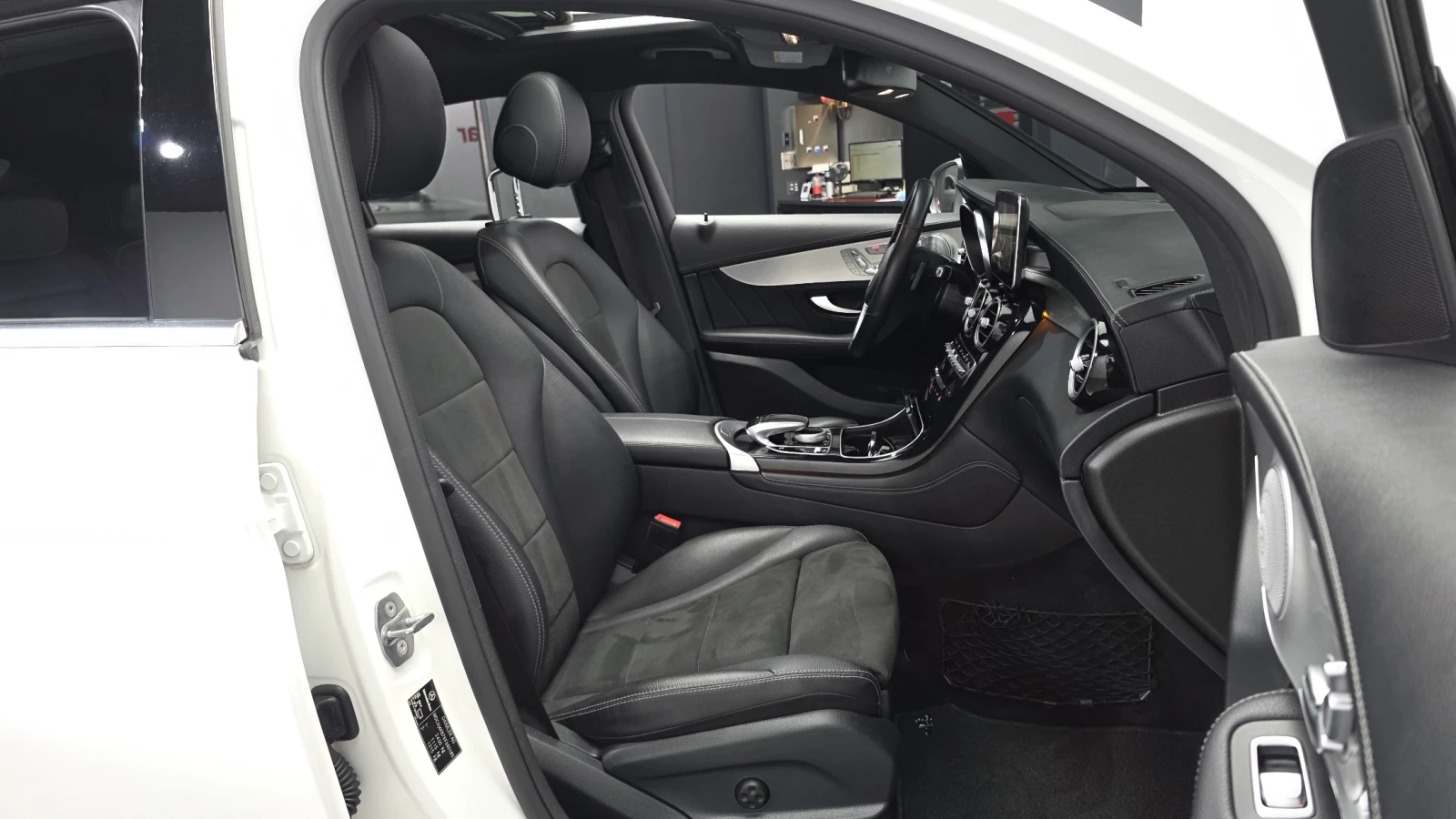 Mercedes-Benz GLC 300 AMG PK* 360* HEAD-UP* BURMASTER* KEYLESS* КРАЙНА Ц, снимка 15 - Автомобили и джипове - 55088617
