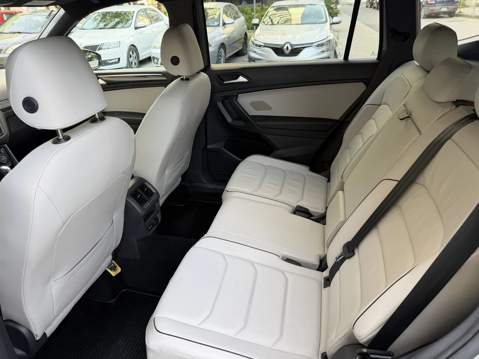 VW Tiguan   R-Line  4 Motion, снимка 7 - Автомобили и джипове - 55313180