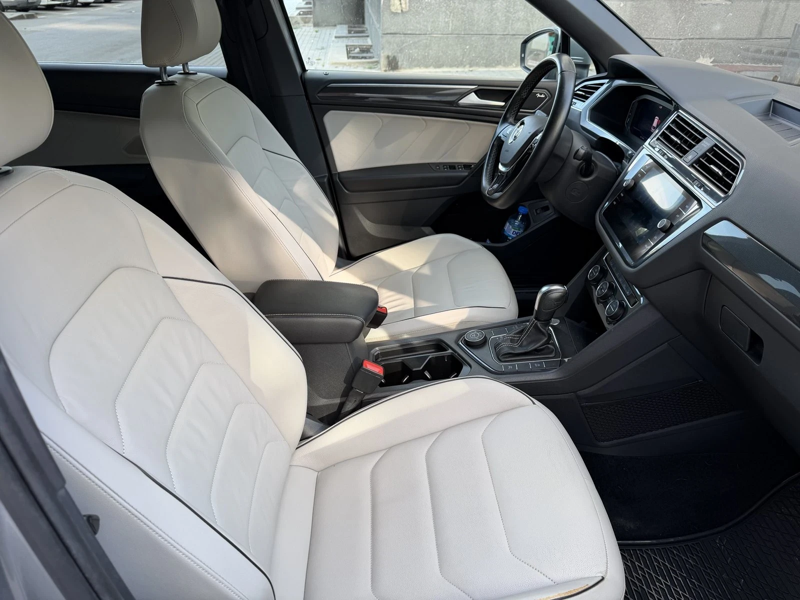 VW Tiguan   R-Line  4 Motion, снимка 8 - Автомобили и джипове - 55313180