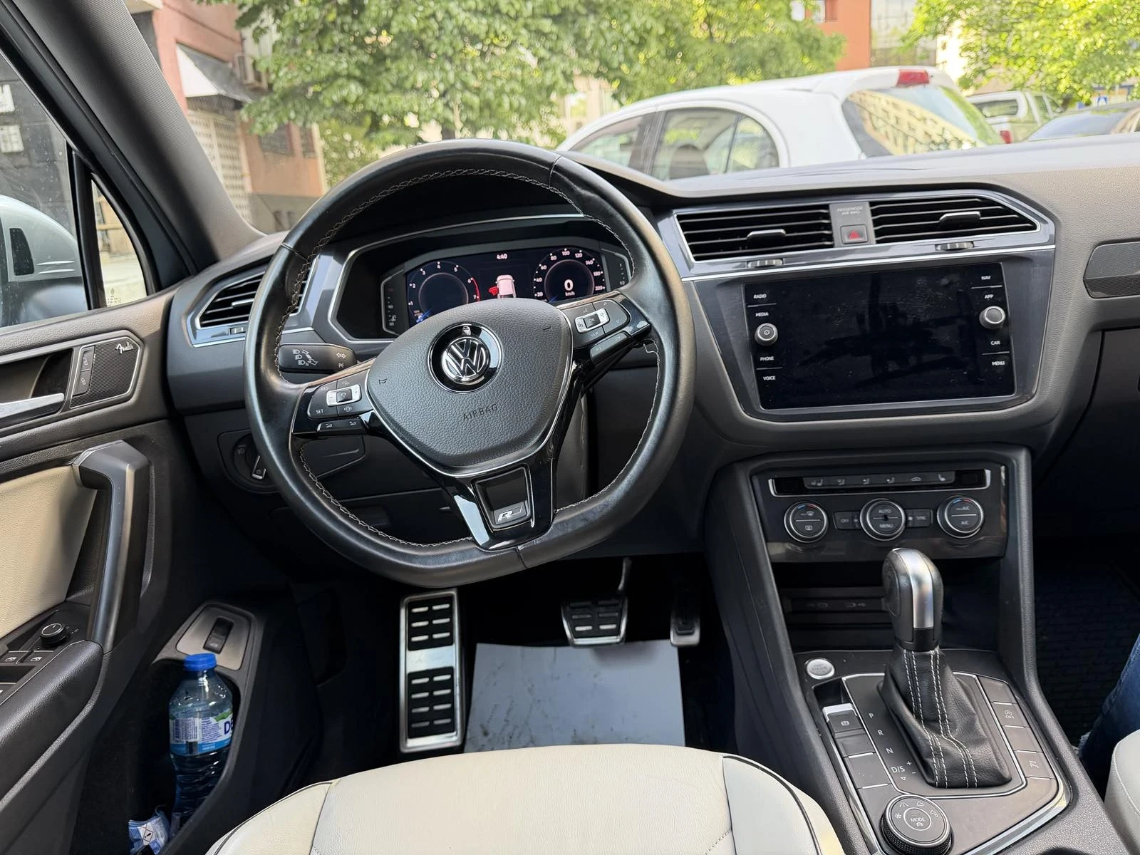 VW Tiguan   R-Line  4 Motion, снимка 9 - Автомобили и джипове - 55313180