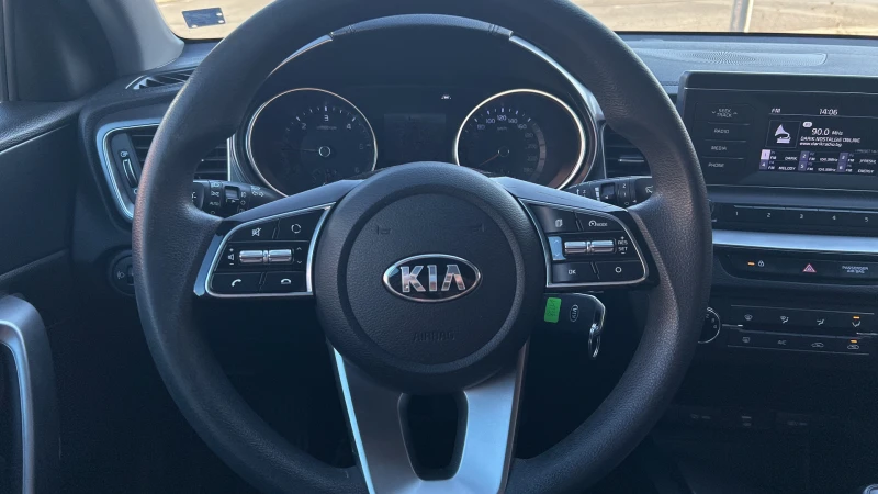 Kia Ceed 1.6 CRDi, снимка 13 - Автомобили и джипове - 48118895