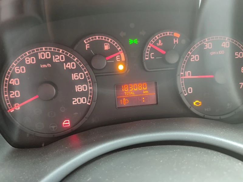 Fiat Punto 1.2 бензин/клима, снимка 8 - Автомобили и джипове - 51701454