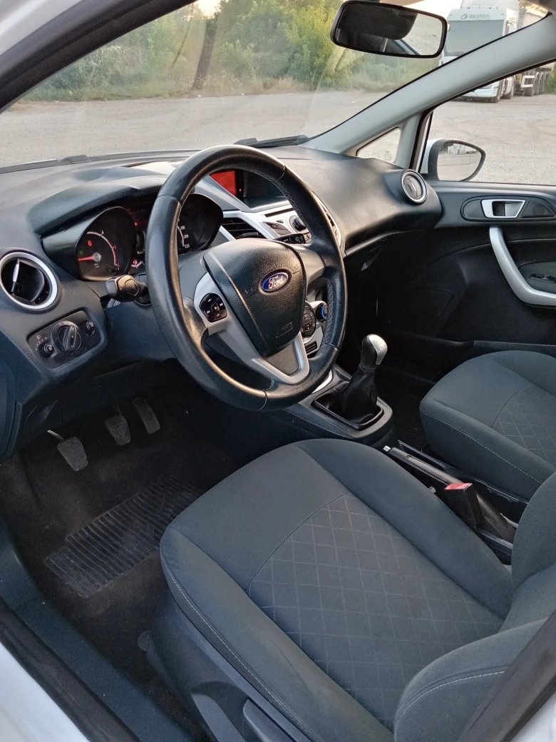 Ford Fiesta 1.6 TDCi Titanium Euro 5B Лизинг, снимка 9 - Автомобили и джипове - 55642413