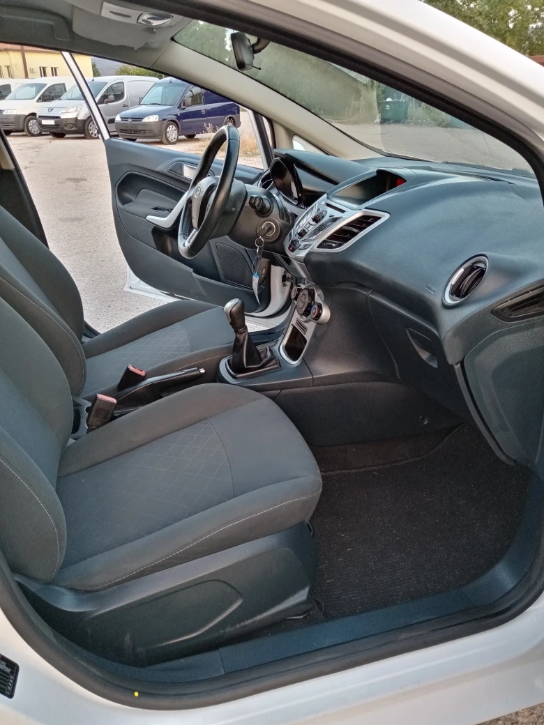 Ford Fiesta 1.6 TDCi Titanium Euro 5B Лизинг, снимка 11 - Автомобили и джипове - 55642413