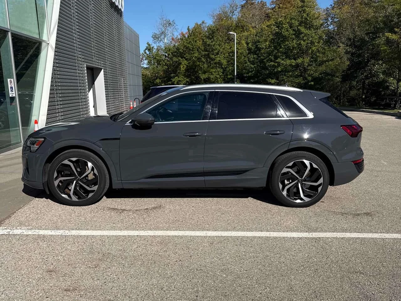Audi E-Tron quattro Q8 | CARFAX | ПРЕДСТАВИТЕЛСТВО НА AUDI, снимка 3 - Автомобили и джипове - 56231152