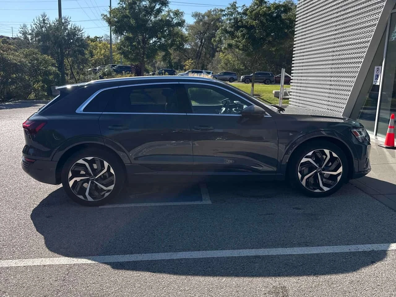 Audi E-Tron quattro Q8 | CARFAX | ПРЕДСТАВИТЕЛСТВО НА AUDI, снимка 4 - Автомобили и джипове - 56231152