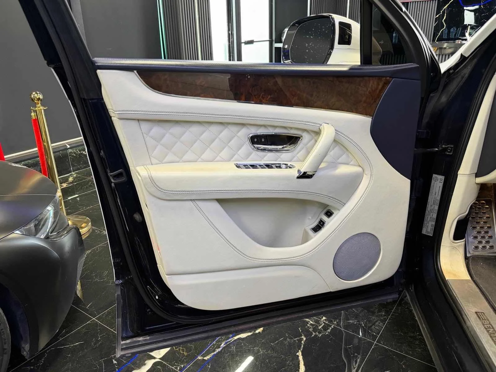 Bentley Bentayga * W12 * CARFAX * ОПЦИЯ ЗА ФИНАНСИРАНЕ, снимка 14 - Автомобили и джипове - 55878508