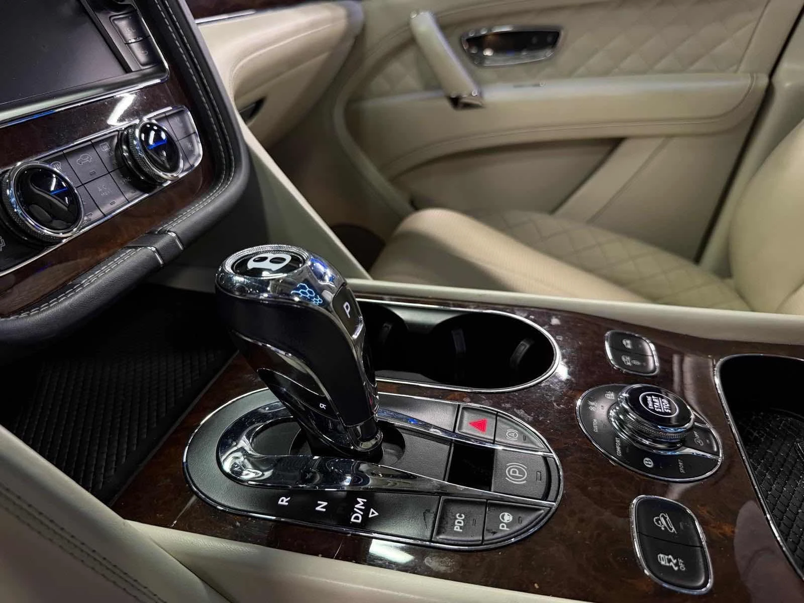Bentley Bentayga * W12 * CARFAX * ОПЦИЯ ЗА ФИНАНСИРАНЕ, снимка 12 - Автомобили и джипове - 55878508