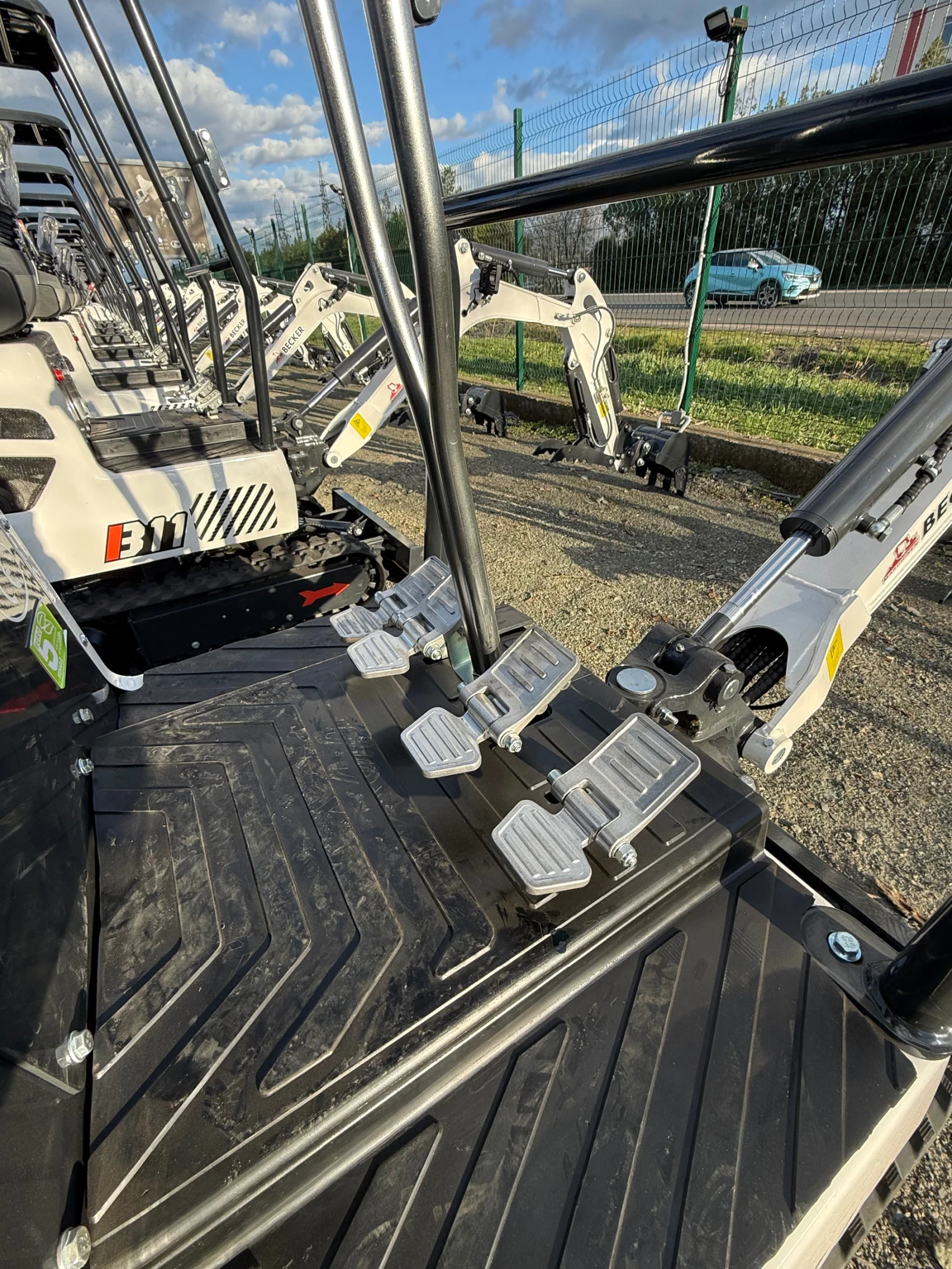 Багер Becker  B11 B-11, снимка 3 - Индустриална техника - 49279942