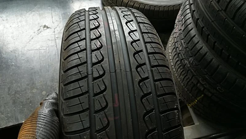 Гуми Летни 205/65R15, снимка 1 - Гуми и джанти - 25464589