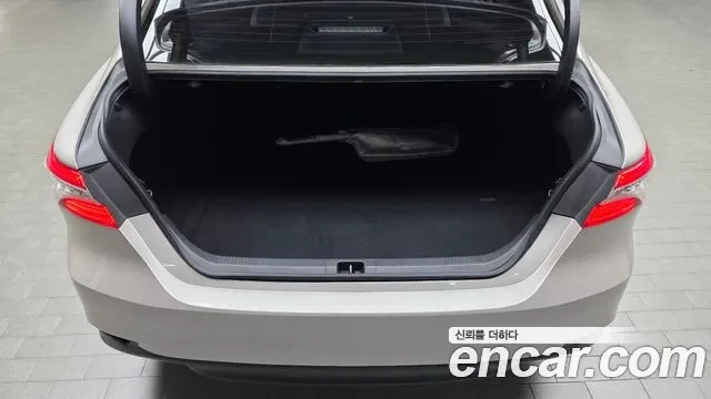 Toyota Camry SUNROOF / LEATHER SEATS / АВТОКРЕДИТ, снимка 17 - Автомобили и джипове - 56067103