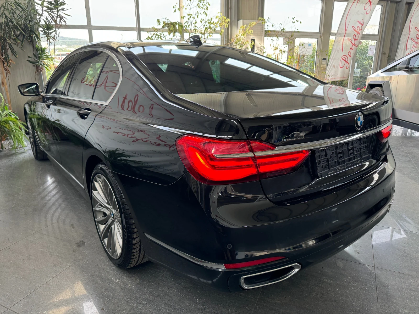 BMW 750 i xDrive * FULL Екстри * HARMAN/KARDON * HEAD UP - изображение 6