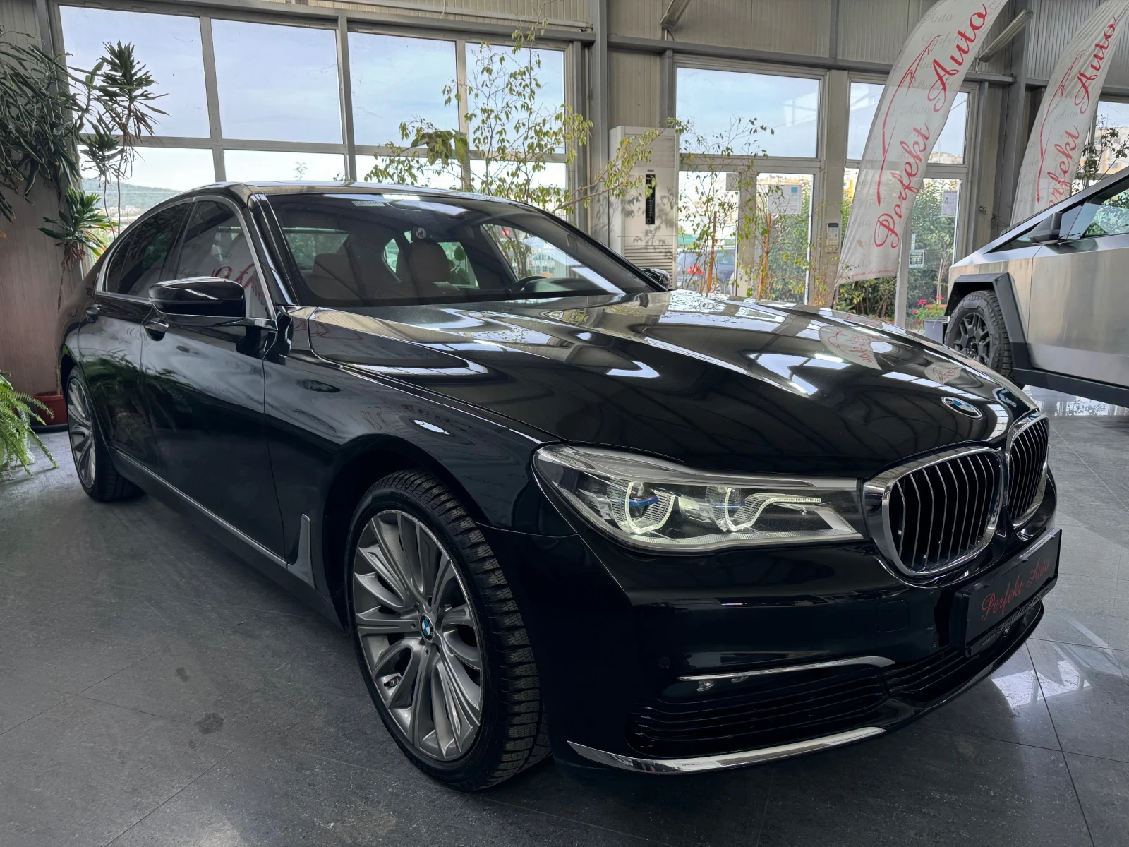 BMW 750 i xDrive * FULL Екстри * HARMAN/KARDON * HEAD UP - изображение 3