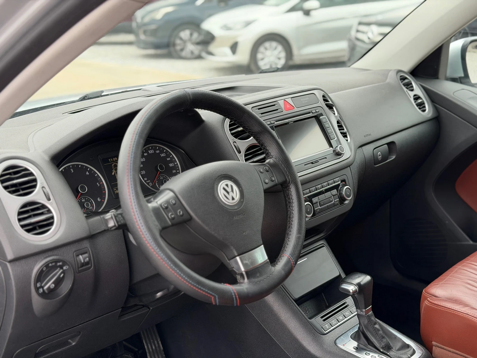 VW Tiguan 2.0 TDI / 4 Motion / AVTOMAT / PANORAMA, снимка 7 - Автомобили и джипове - 54412446