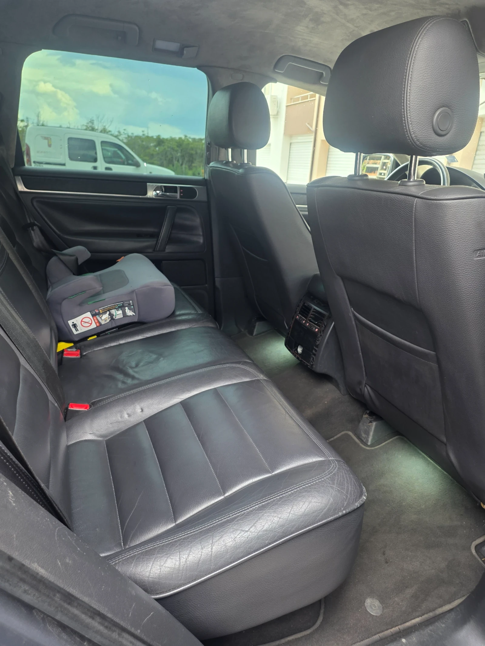 VW Touareg 3.2 Бензин/Газ НА ПРОЖИНИ , Кожа, Подгрев 4х4, снимка 9 - Автомобили и джипове - 54610578