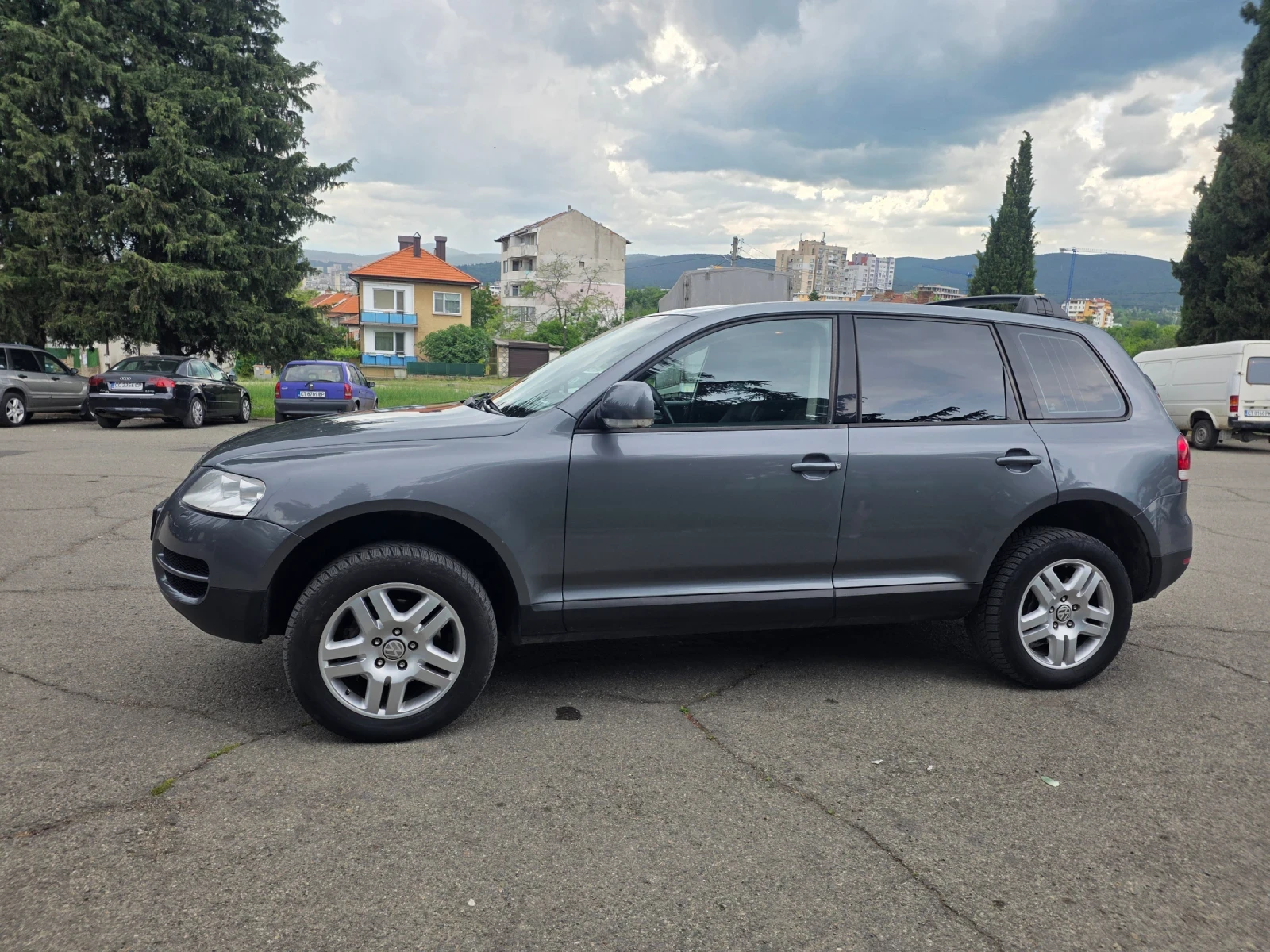 VW Touareg 3.2 Бензин/Газ НА ПРОЖИНИ , Кожа, Подгрев 4х4, снимка 2 - Автомобили и джипове - 54610578