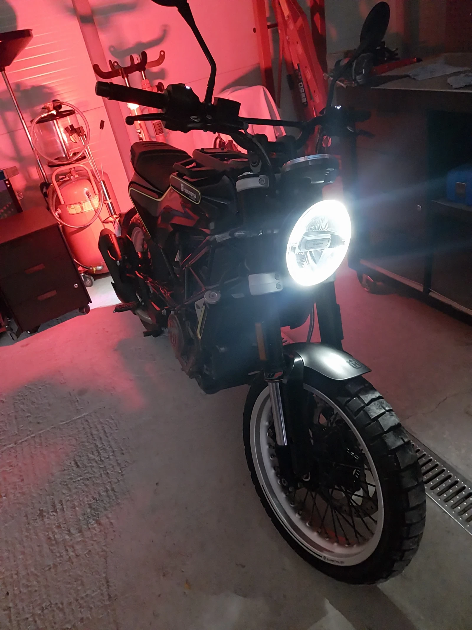 Husqvarna Svartpilen 401 2018г.На 13000 км , снимка 7 - Мотоциклети и мототехника - 55588600