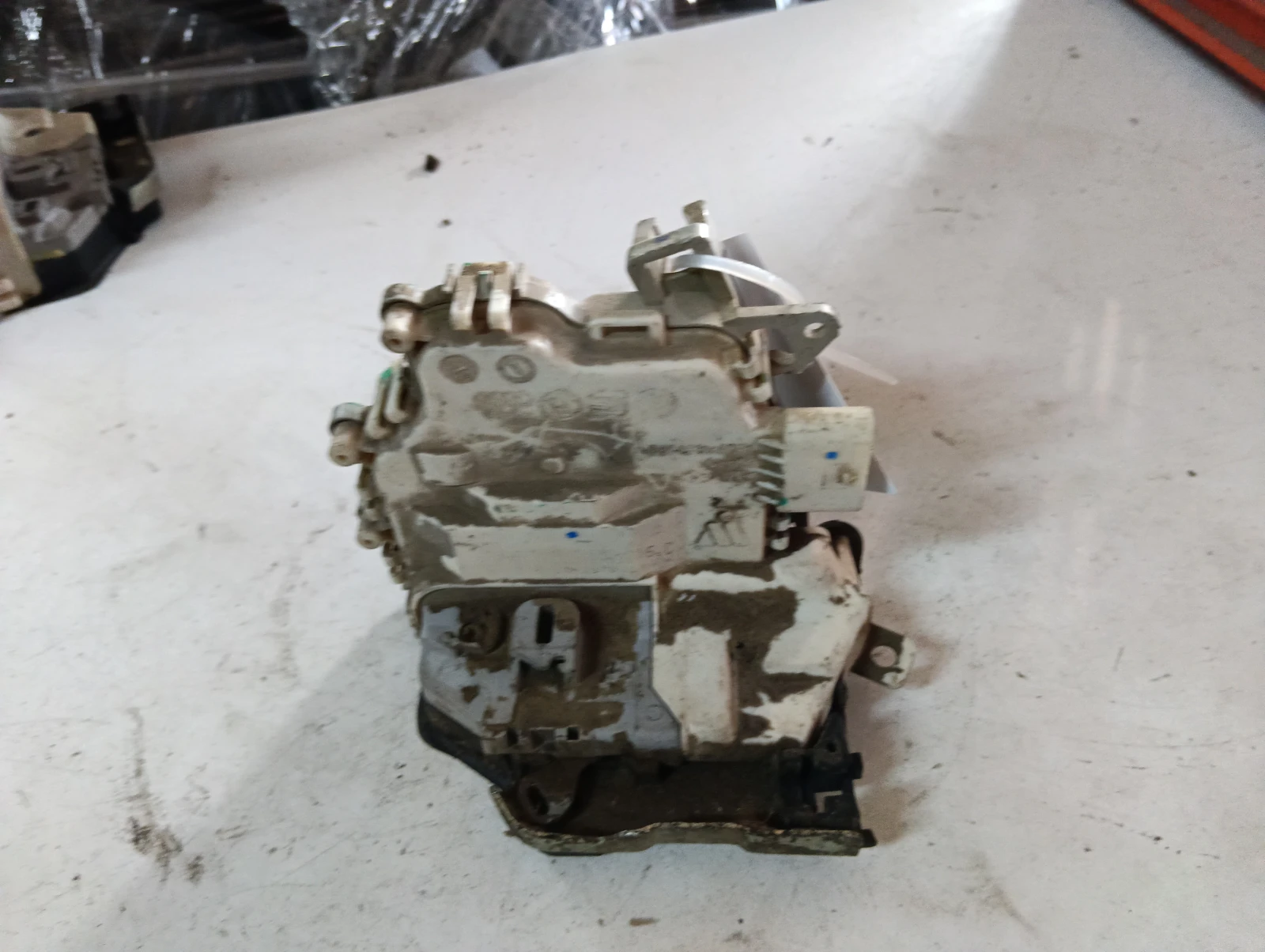 брава (задна дясна) 8K0839016C Audi A5