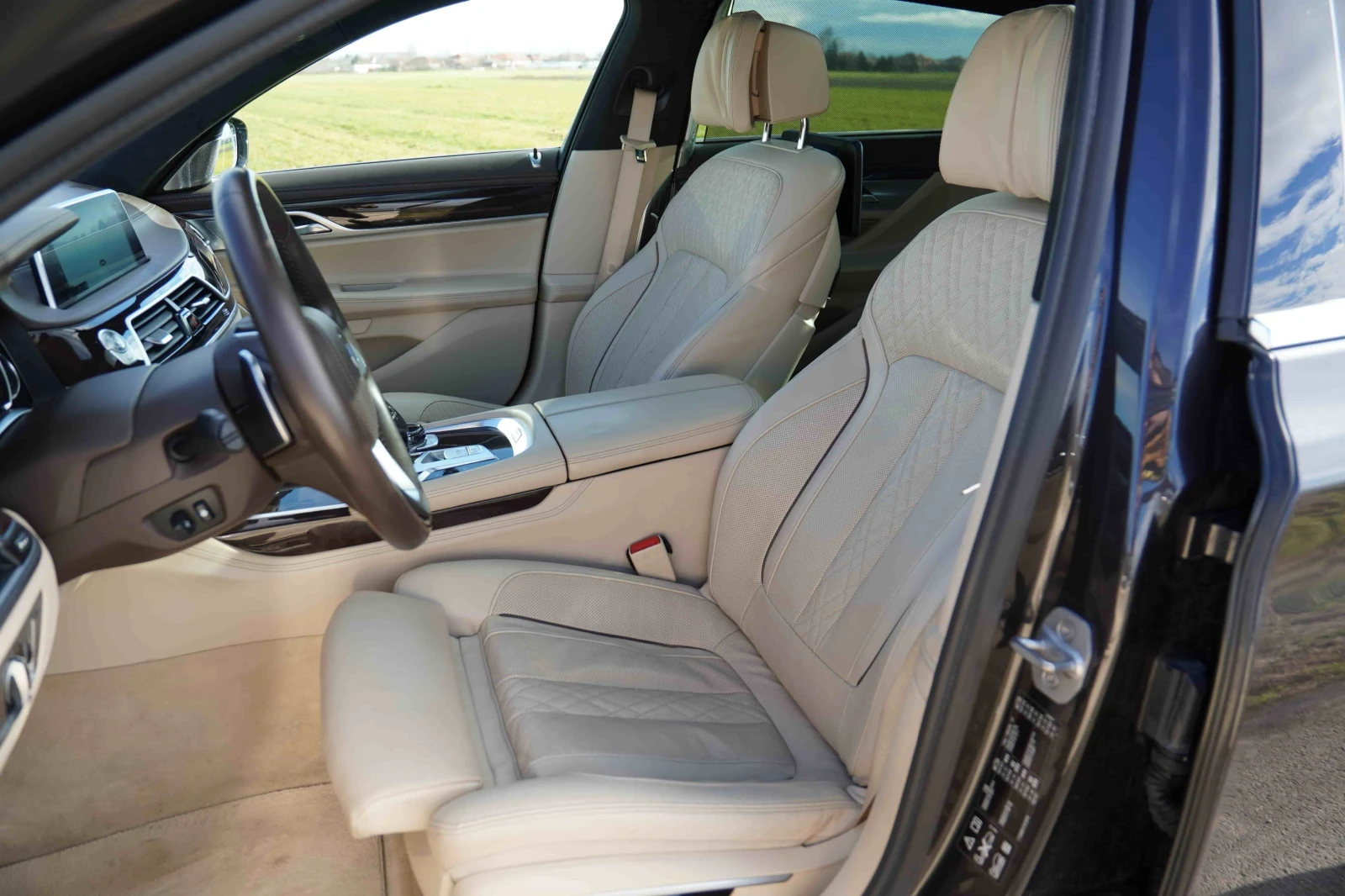 BMW 750 Li xDrive, снимка 10 - Автомобили и джипове - 53940471