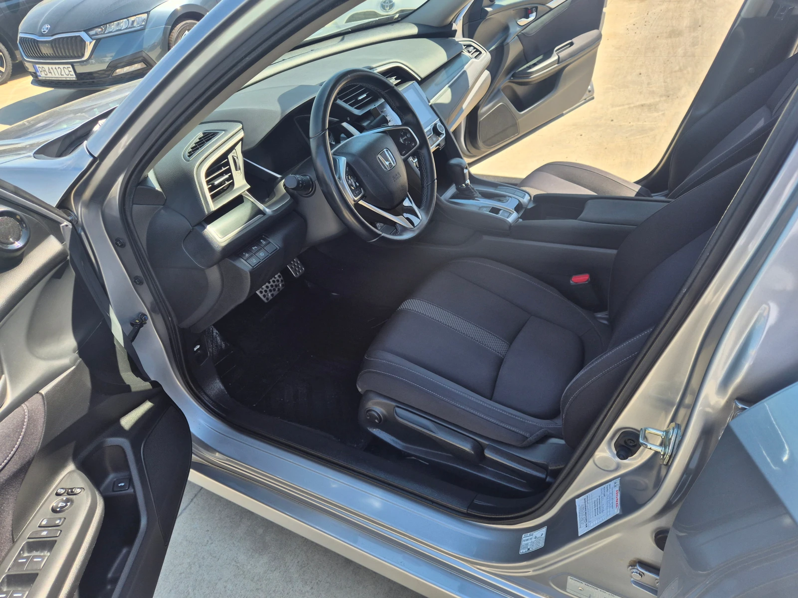 Honda Civic 1.5 i-VTEC Turbo Sport Plus A/T, снимка 13 - Автомобили и джипове - 54340915