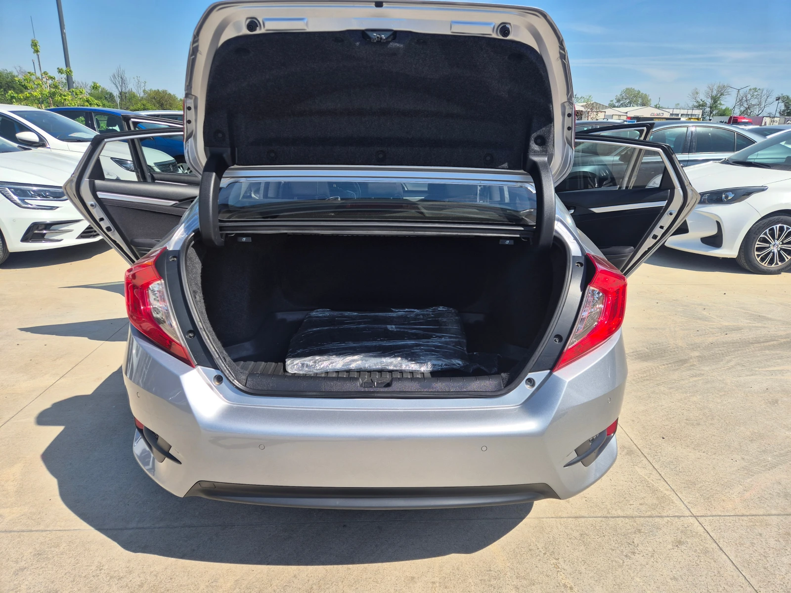 Honda Civic 1.5 i-VTEC Turbo Sport Plus A/T, снимка 11 - Автомобили и джипове - 54340915