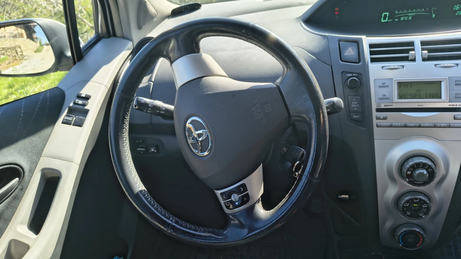 Toyota Yaris 1.3, снимка 14 - Автомобили и джипове - 54340694