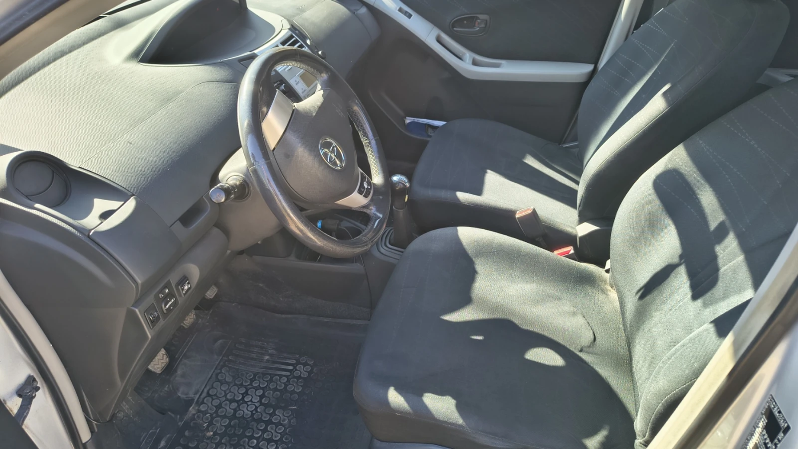 Toyota Yaris 1.3, снимка 7 - Автомобили и джипове - 54340694