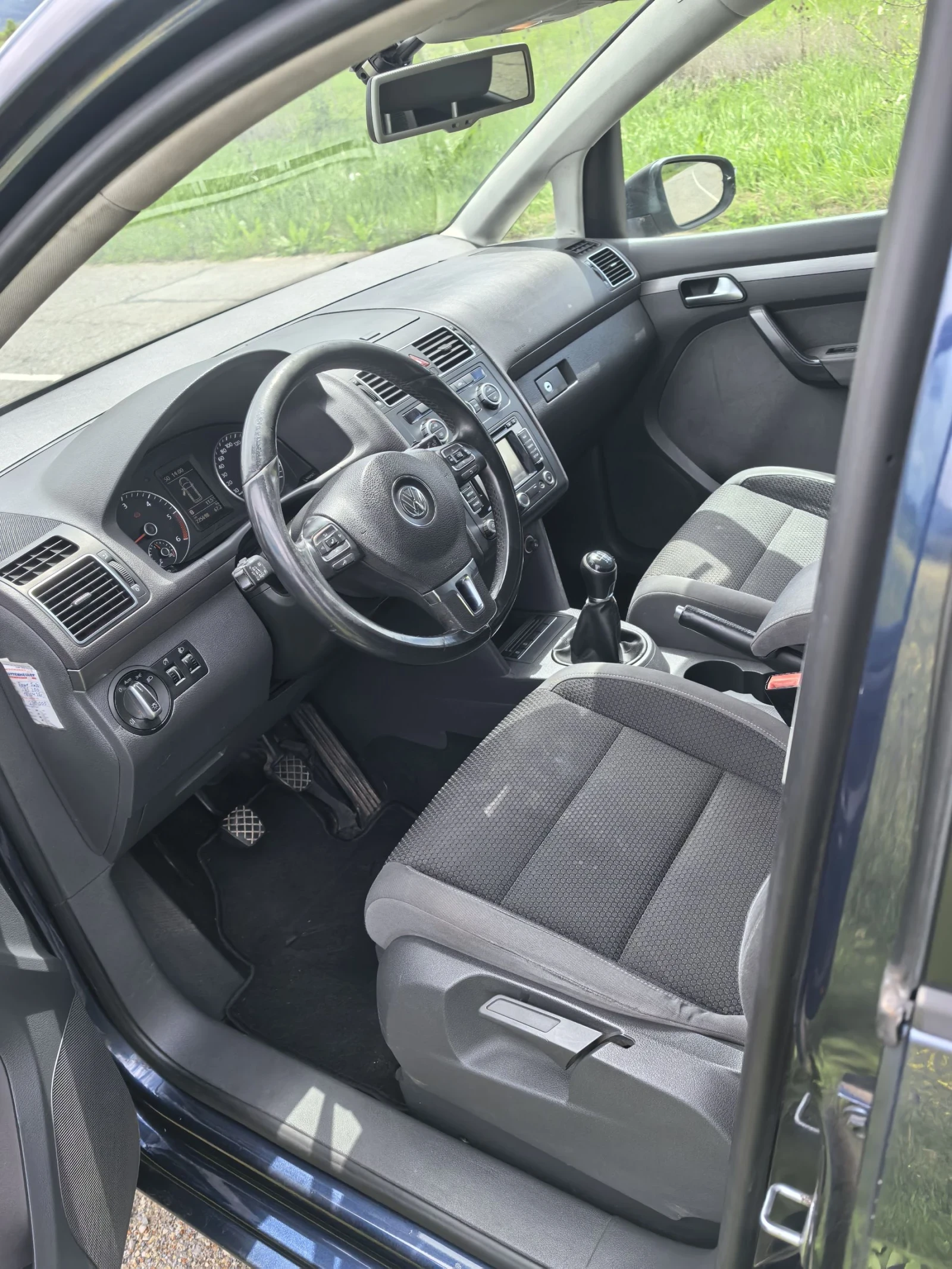 VW Touran 1.6 TDI, снимка 5 - Автомобили и джипове - 54392190