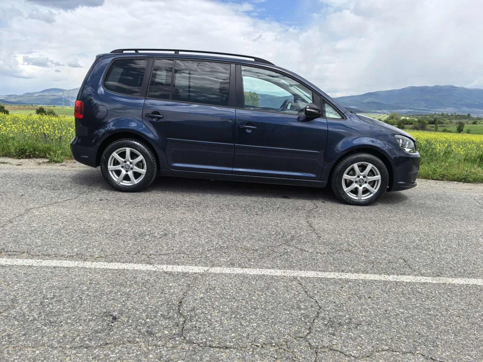 VW Touran 1.6 TDI, снимка 3 - Автомобили и джипове - 54392190