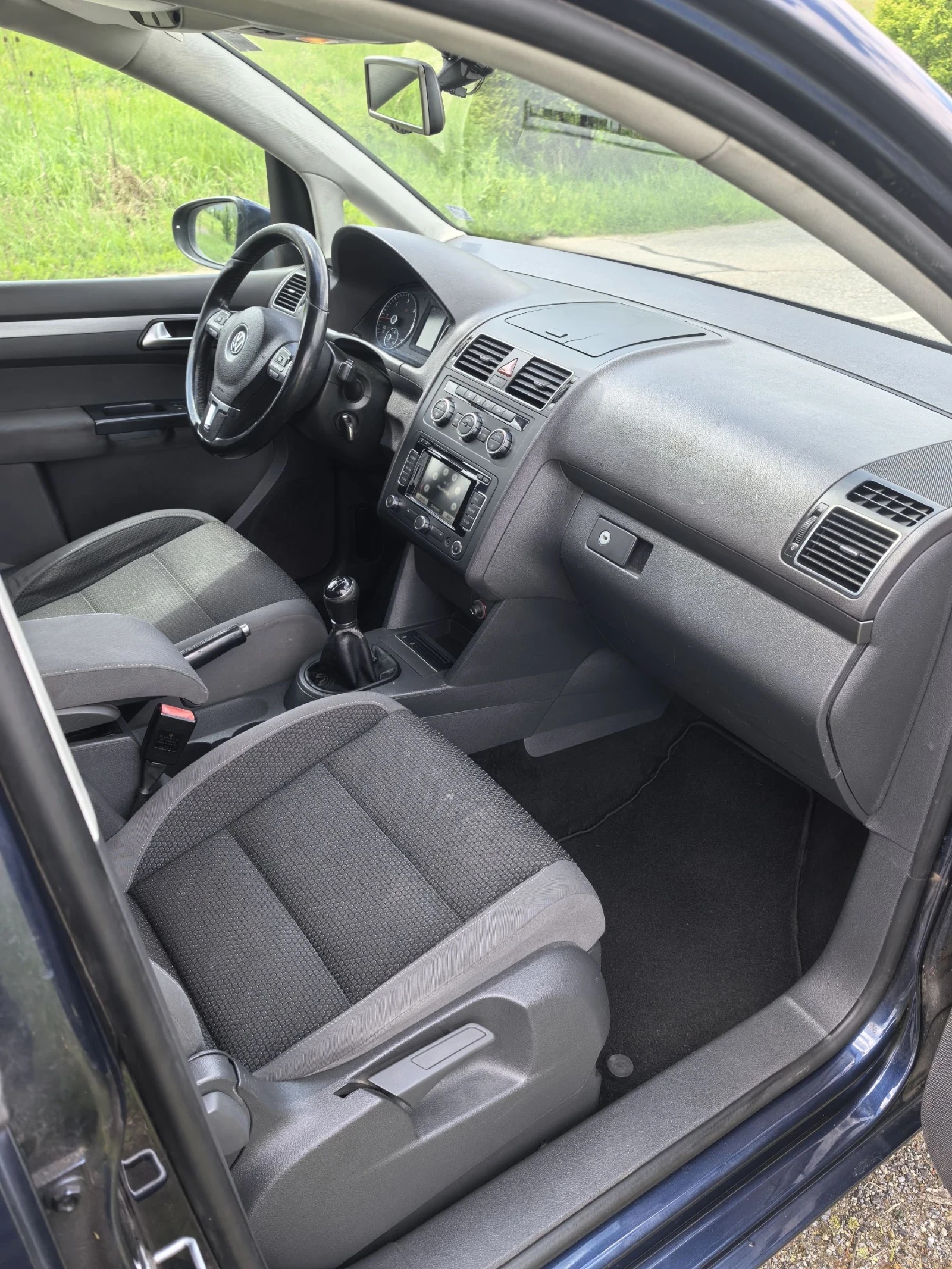 VW Touran 1.6 TDI, снимка 6 - Автомобили и джипове - 54392190