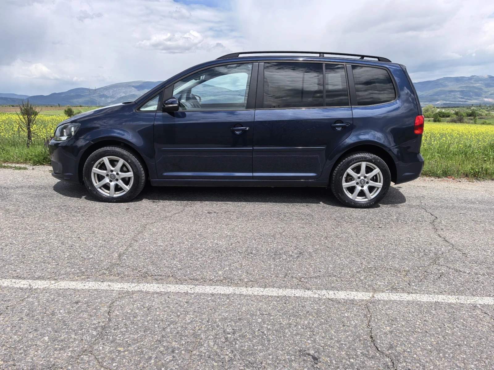 VW Touran 1.6 TDI, снимка 4 - Автомобили и джипове - 54392190