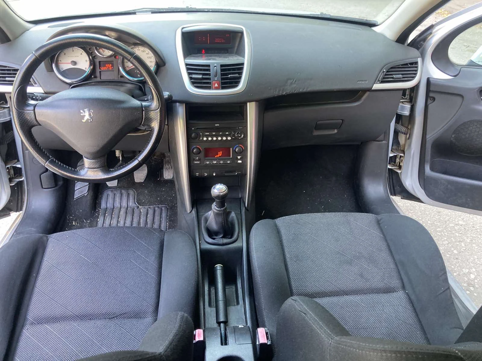 Peugeot 207 1.6HDI Топ Оферта, снимка 8 - Автомобили и джипове - 55687549