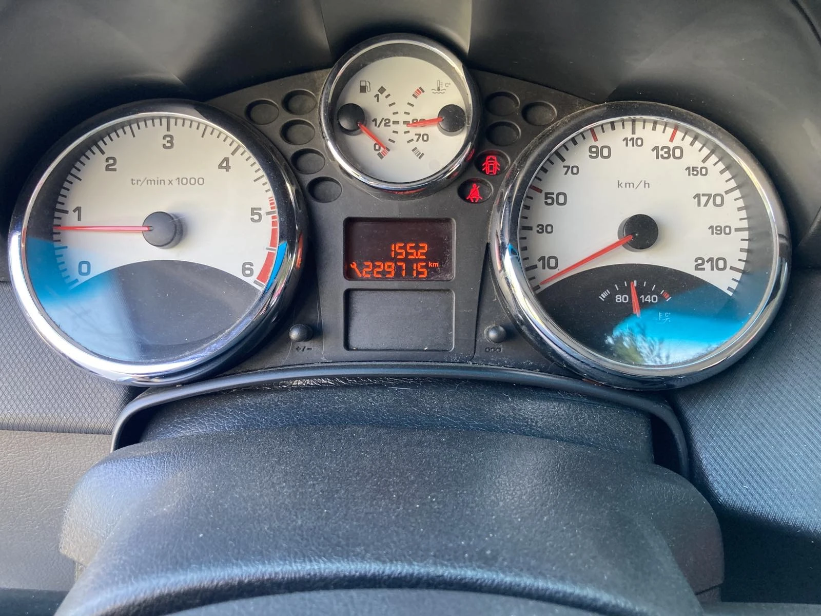 Peugeot 207 1.6HDI Топ Оферта, снимка 15 - Автомобили и джипове - 55687549