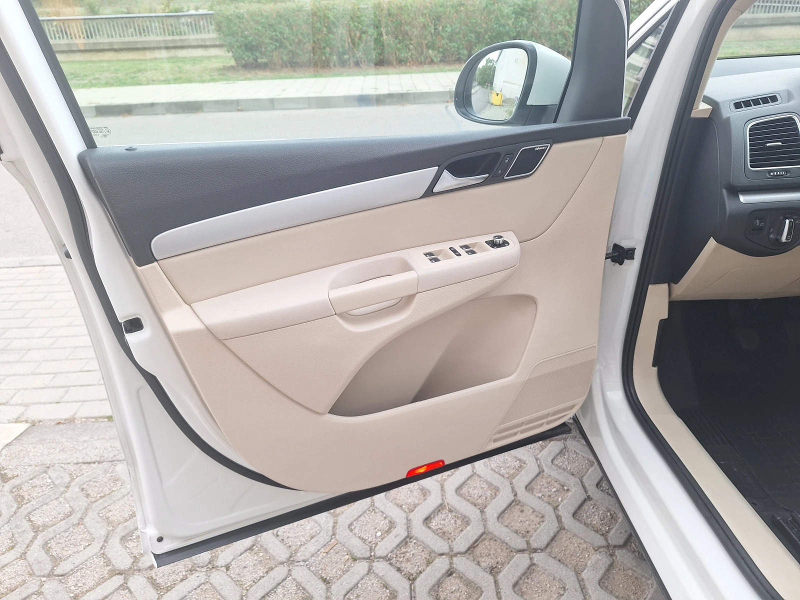 VW Sharan 2.0TDI High Line!Led!Navi!Xenon!Leader, снимка 3 - Автомобили и джипове - 56315316
