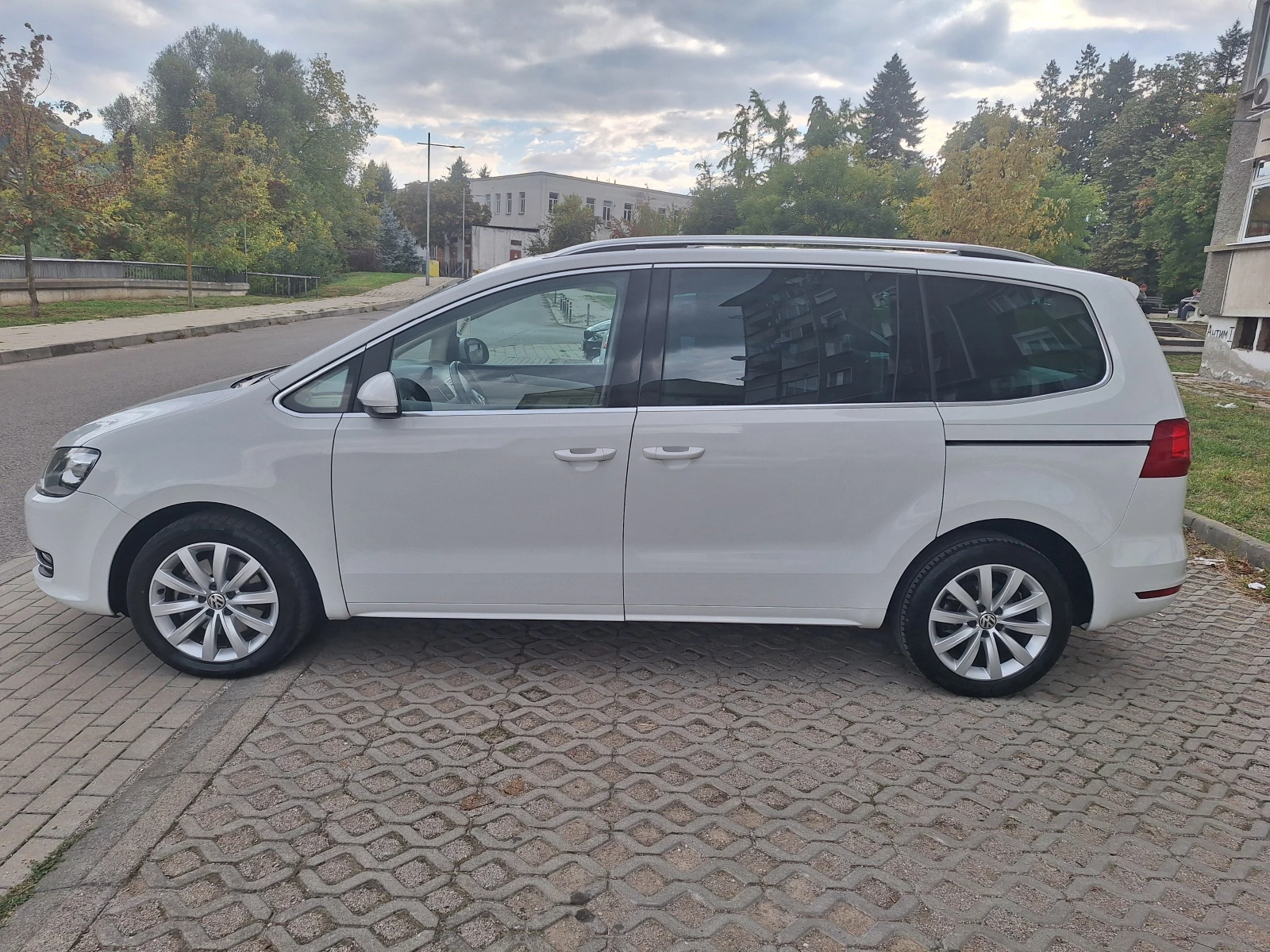 VW Sharan 2.0TDI High Line!Led!Navi!Xenon!Leader, снимка 2 - Автомобили и джипове - 56315316