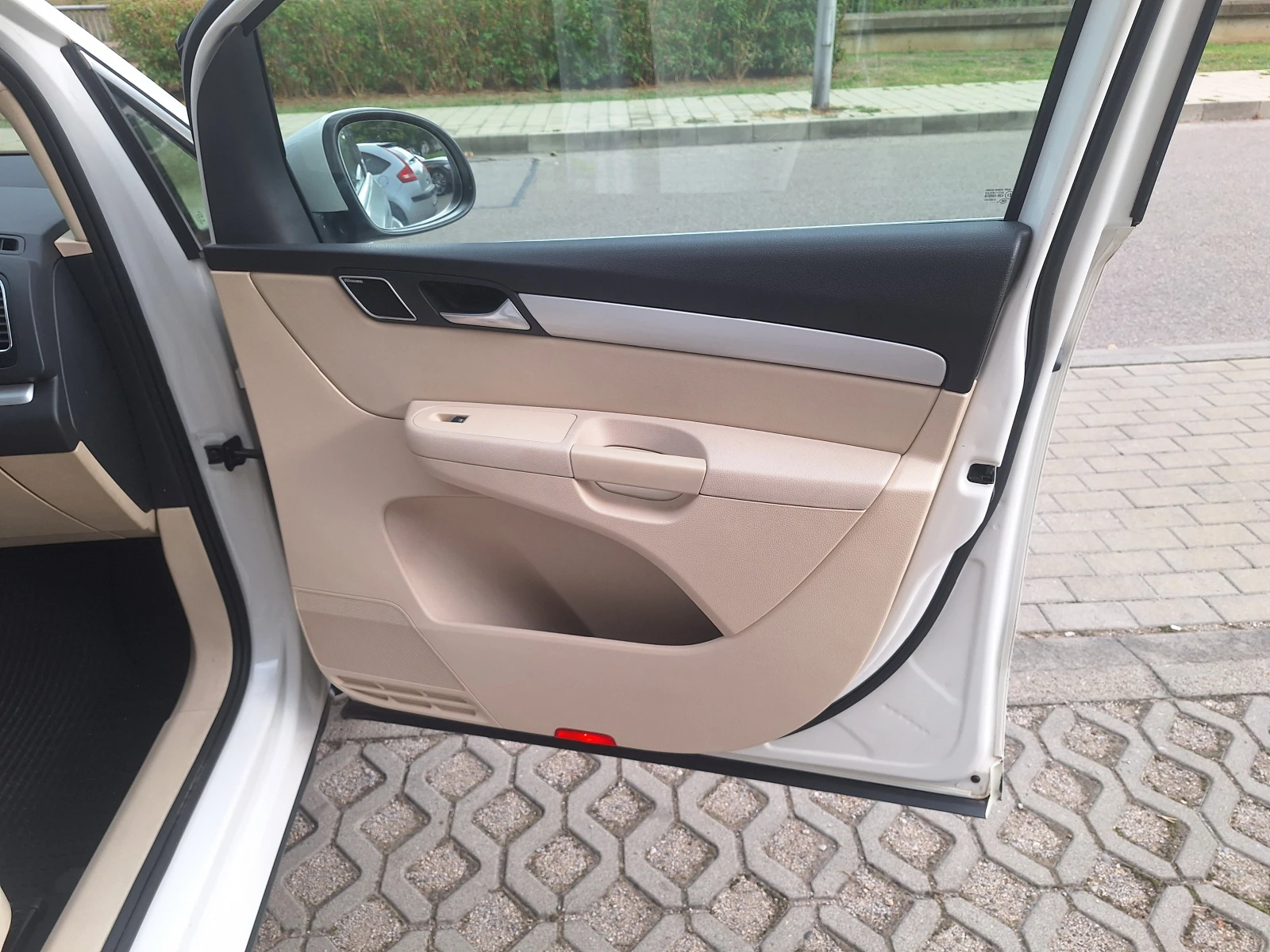 VW Sharan 2.0TDI High Line!Led!Navi!Xenon!Leader, снимка 12 - Автомобили и джипове - 56315316