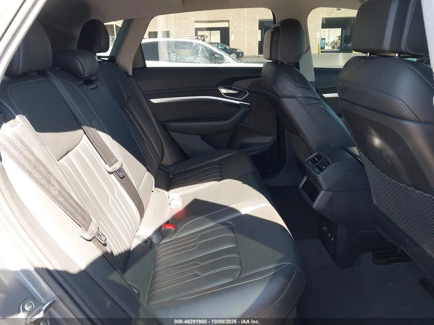 Audi E-Tron Premium Plus, снимка 8 - Автомобили и джипове - 56618839