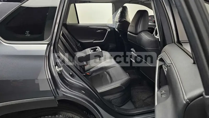 Toyota Rav4 ДИСТРОНИК / ОБДУХВАНЕ / ЦЕНА ДО БЪЛГАРИЯ, снимка 12 - Автомобили и джипове - 55432322