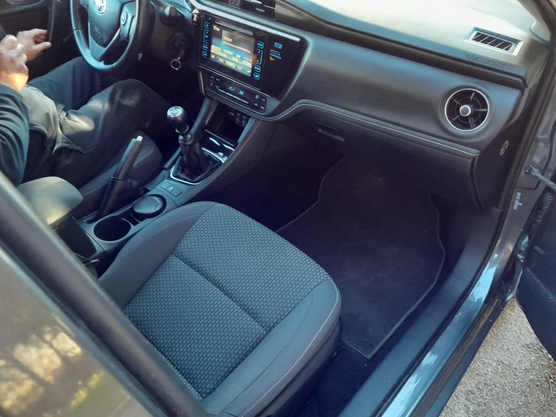 Toyota Corolla 1.6vvti-132hp, снимка 15 - Автомобили и джипове - 52284710