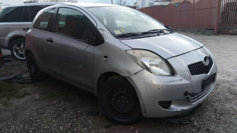 Toyota Yaris 1.0, снимка 2 - Автомобили и джипове - 47056584