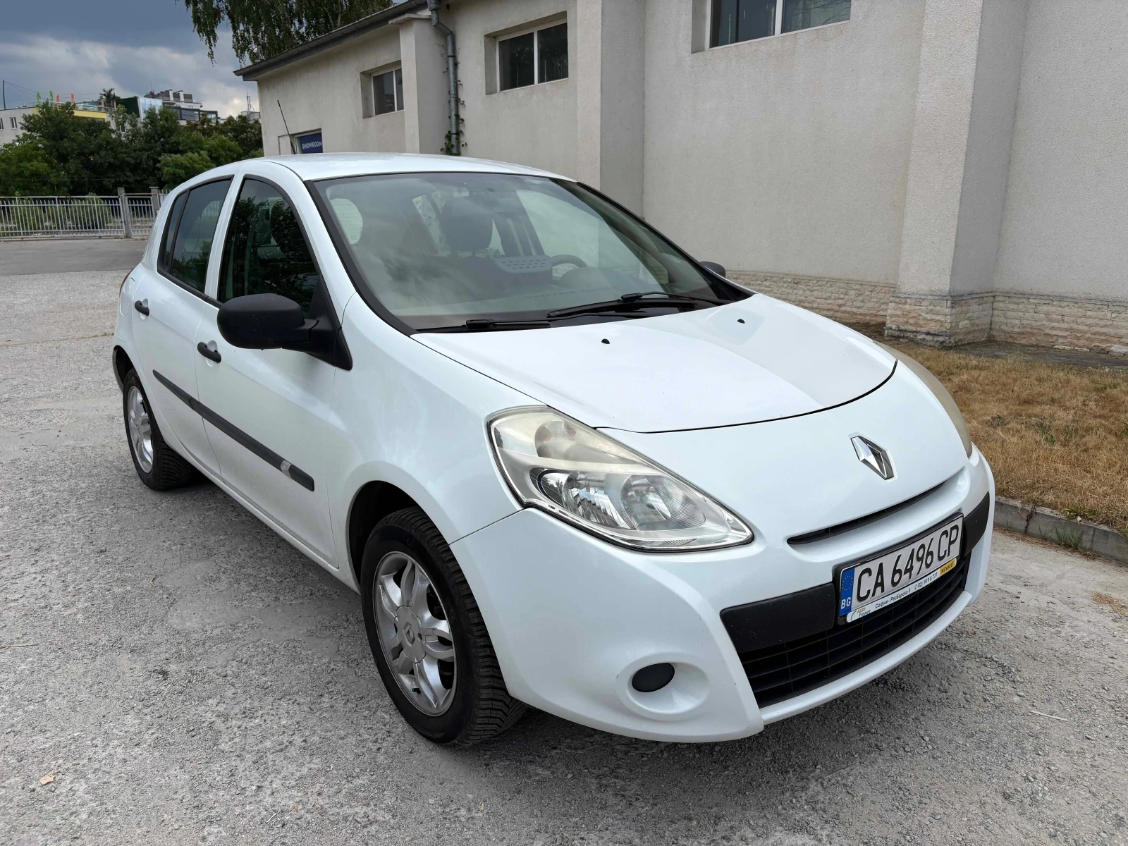 Renault Clio /CarPlay/LED/CAMERA/Heat seat/NAVI, снимка 2 - Автомобили и джипове - 55121826