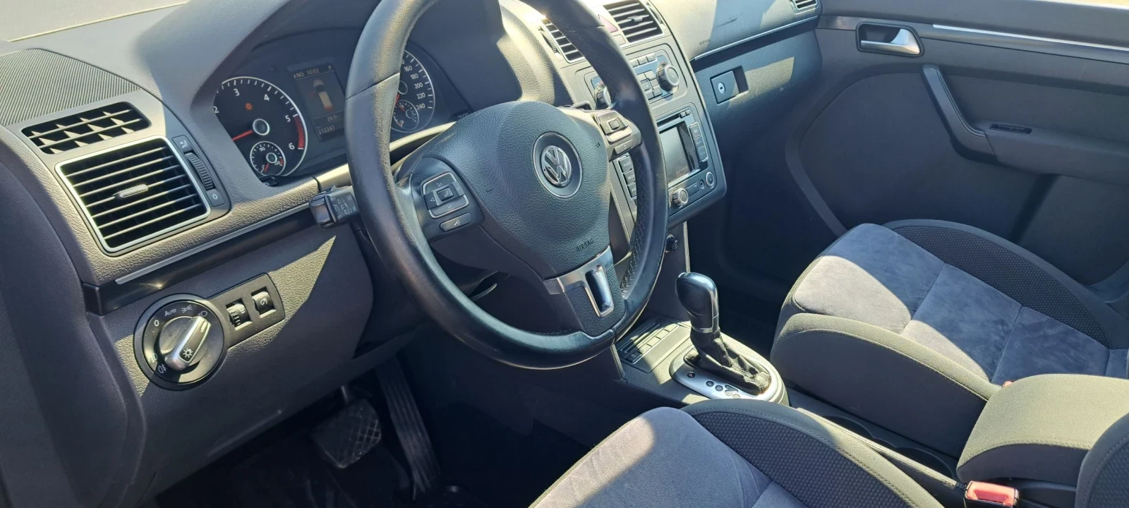 VW Touran 2.0TDI-170к.с Confort line, снимка 14 - Автомобили и джипове - 55569106