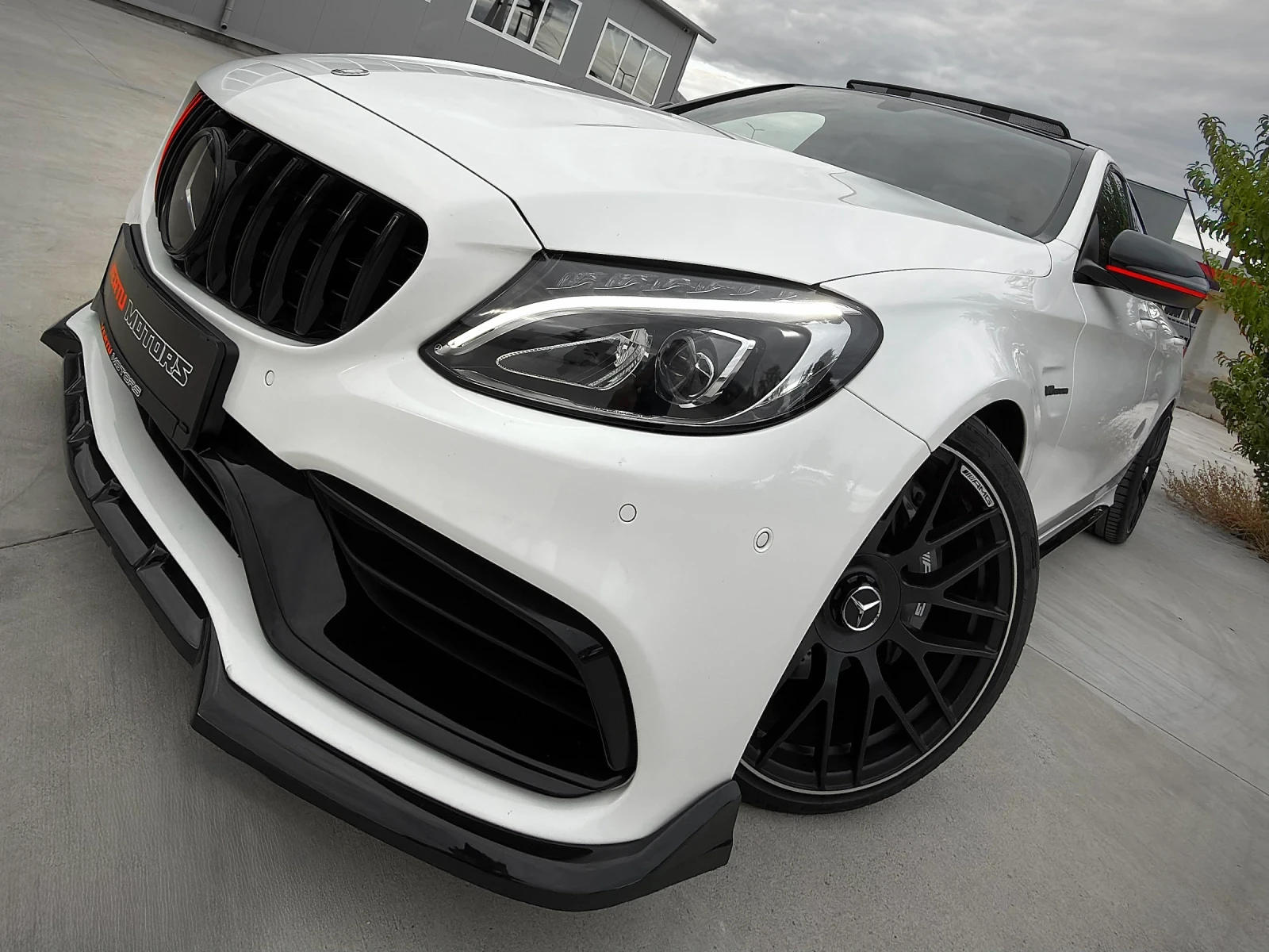 Mercedes-Benz C 63 AMG S/ STAGE 1 - 600ps/ DESIGNO/ 3xTV/ PANO/ 360 CAM/, снимка 17 - Автомобили и джипове - 56132511