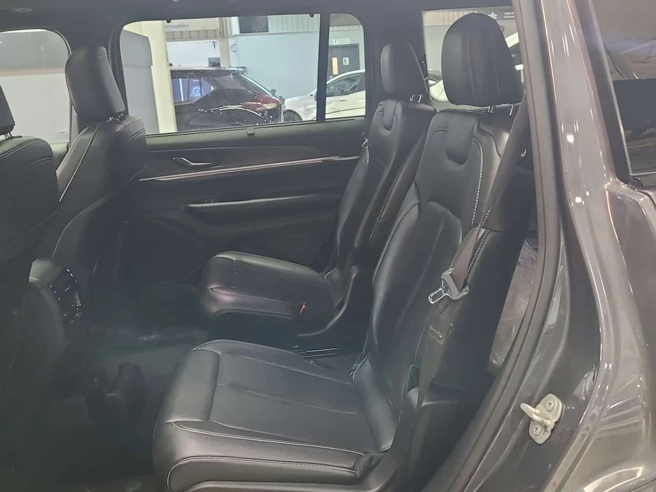 Jeep Grand cherokee LIMITED| ОБДУХВАНЕ| 360 КАМЕРИ| ПАНОРАМА| 2 КЛЮЧА|, снимка 11 - Автомобили и джипове - 54111683