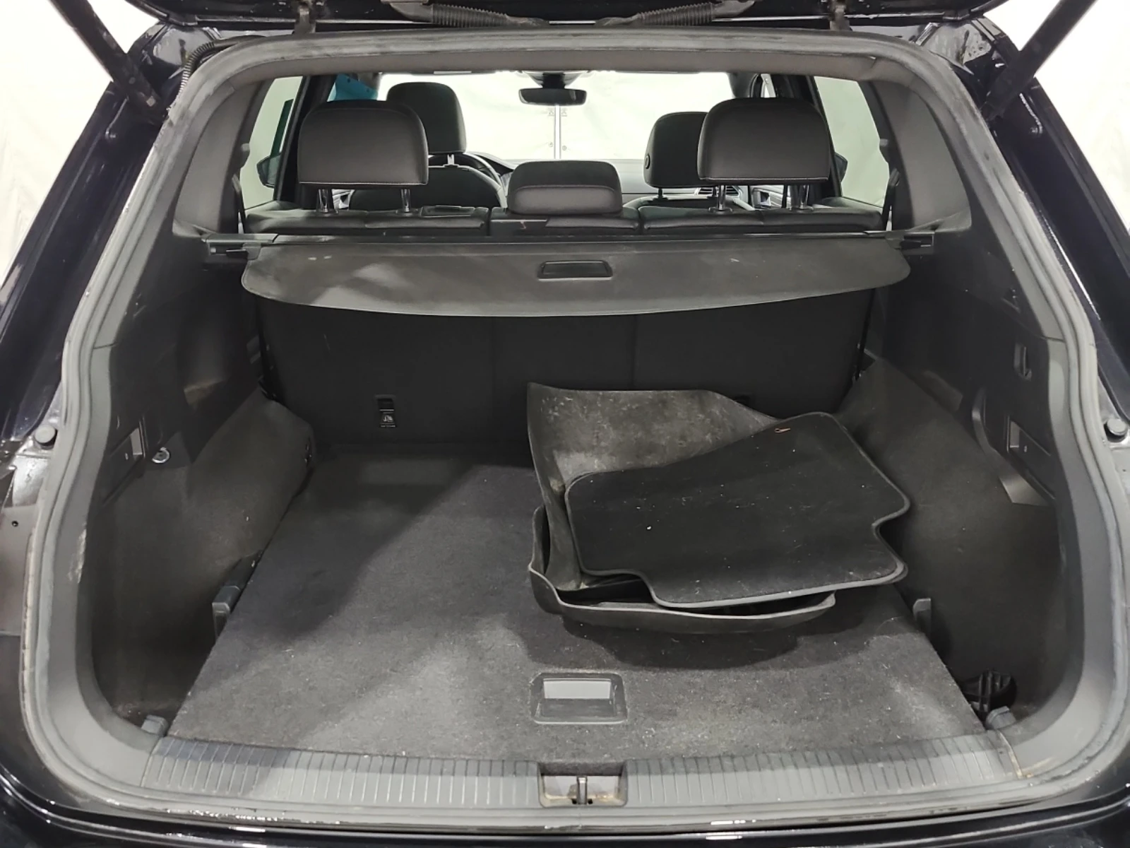 VW Tiguan COMFORTLINE R-LINE BLACK EDITION / Carfax / , снимка 13 - Автомобили и джипове - 55993278