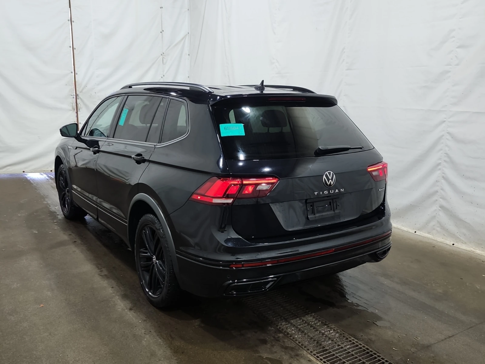 VW Tiguan COMFORTLINE R-LINE BLACK EDITION / Carfax / , снимка 4 - Автомобили и джипове - 55993278