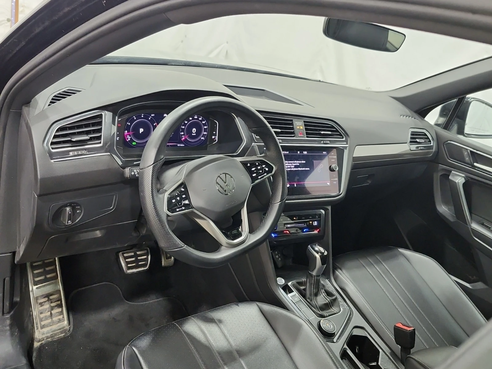 VW Tiguan COMFORTLINE R-LINE BLACK EDITION / Carfax / , снимка 10 - Автомобили и джипове - 55993278