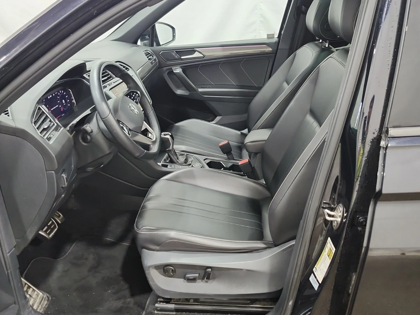 VW Tiguan COMFORTLINE R-LINE BLACK EDITION / Carfax / , снимка 5 - Автомобили и джипове - 55993278